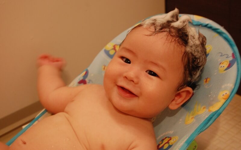 ワンオペ・ママ1人で赤ちゃんをお風呂に入れるとき、バスチェア（アップリカ、日本育児、アンパンマン）がおすすめ | 育児便利グッズ#28
