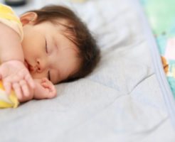 新生児赤ちゃんの寝返り、添い寝が心配なときに『ベッドインベッド エイド』がおすすめ | 育児便利グッズ #22